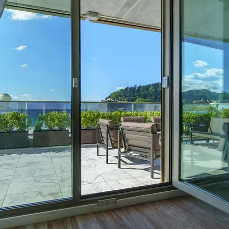 Monthly La Concha Breeze By Sweet 산세바스티안